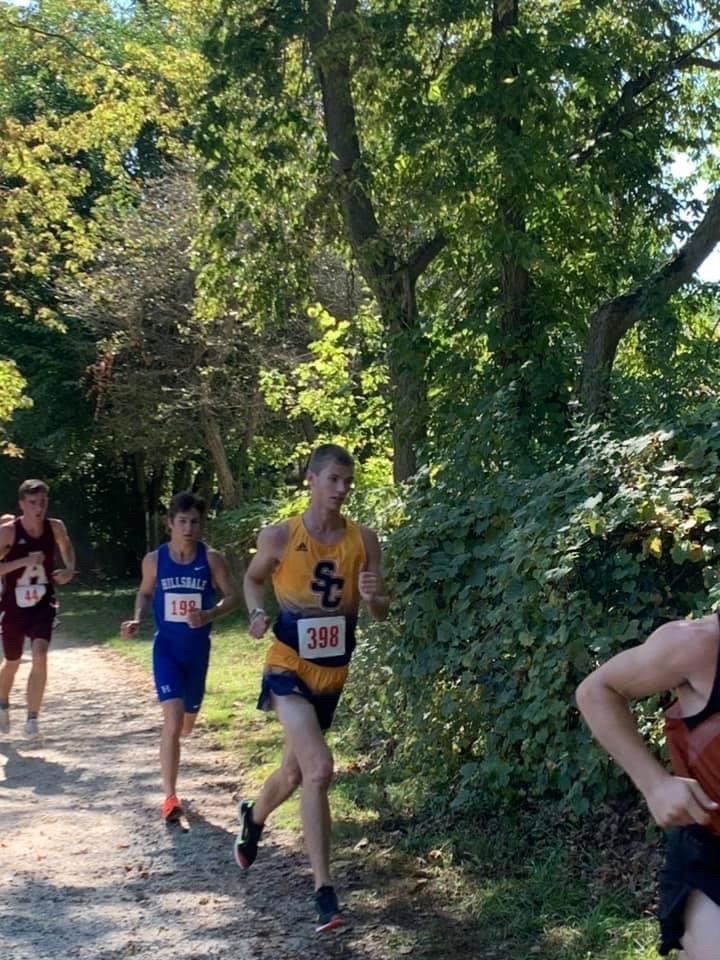 SC4 men's cross country runner running in a pack 